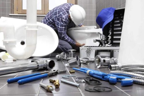plumber-at-work-in-a-bathroom-1024x683-1.jpg